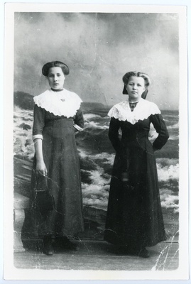 Alma Anni ja Lilli Lallo (paremal), mõlemad osalesid 1917-18 sündmustes Narvas  duplicate photo