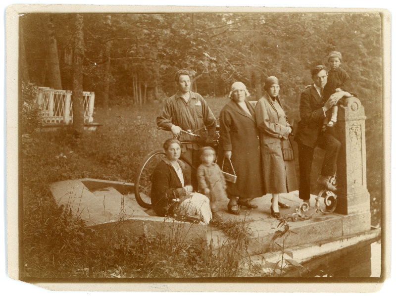 Grupifoto pargis (Aleksandri lossi pargis?), jõe ääres, fotol seltskond Eesti poliitemigrante Venemaal