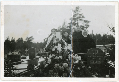 Jaan ja Georg Kreuksi ema Kai õe Mai Vedru haual. Kai Kreuks seisab kalmu juures (paremalt esimene)  duplicate photo