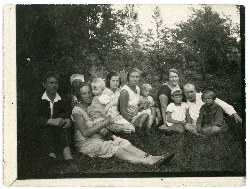 Grupifoto. Kingissepas piknikul Ludmilla Luberg, Feldmannide pere, Gerda Põdra ja ta tütarde jt tuttavatega