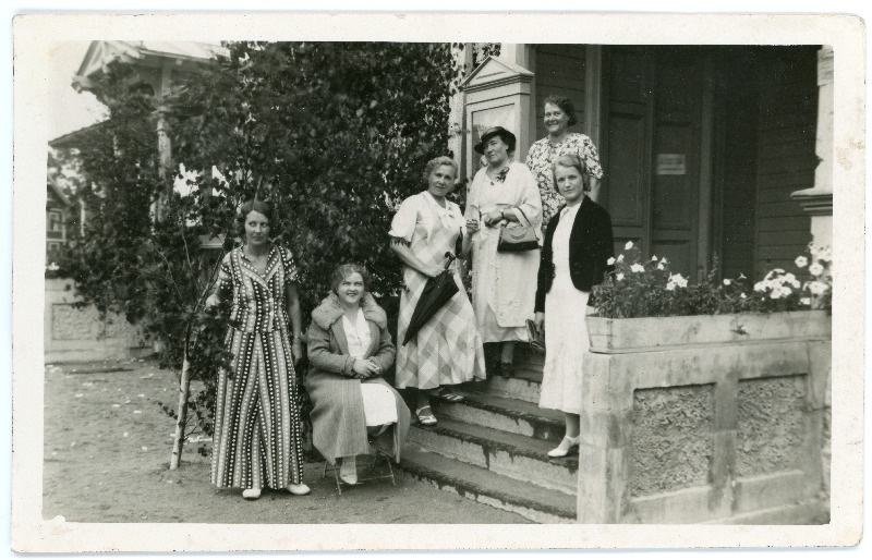 Haapsalus maja trepil seisavad kuus naisterahvast, nende hulgas Hilda Bachman ja Lydia Labi