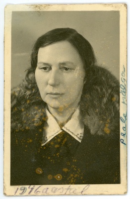 Alma Vaarmann, foto äärtele kirjutatud "Peale nälga 1946.aastal"  duplicate photo