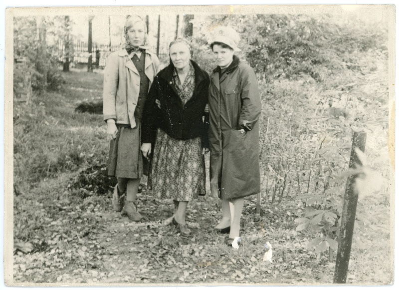 Viktor Kingissepa õde Meta Alabajeva tütre Inna ja tundmatu naisega suvituskohas Moskva lähistel 1965. aastal