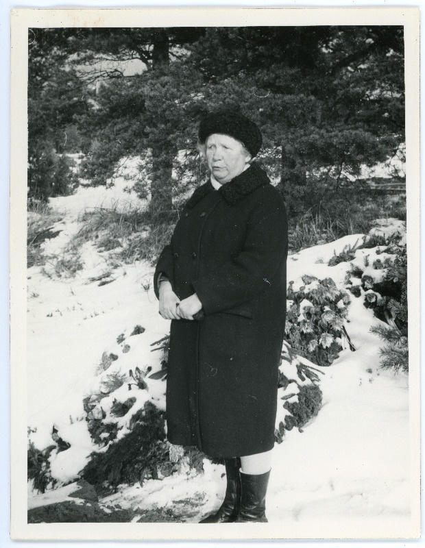 Alma Vaarman Aleksander Leevaldi haual Pärnamäe kalmistul.