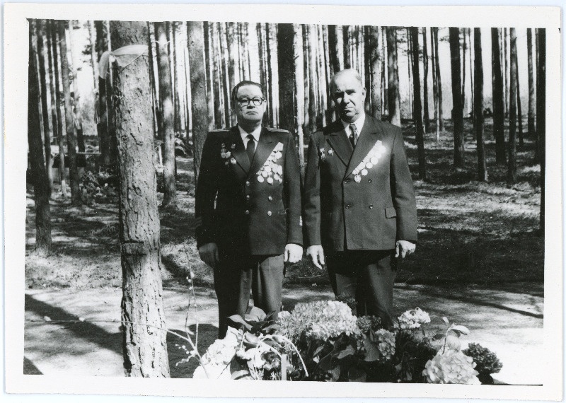 Kaks sõjaveterani, Pavel Petrovitš ja Nikolai Varfalamejevitš kalmistul pärgadega kaetud kalmu juures. Pöördel pühendus Alma Vaarmannile 9. maist 1976. aastast