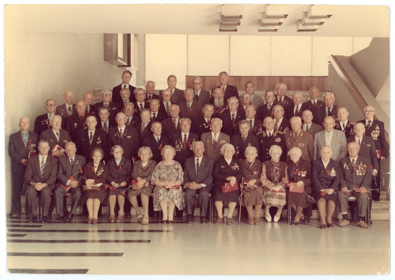 EKP Keskkomitees toimunud kohtumine NLKP veteranidega 26.08.1983. Grupipilt. Esimeses reas kuues Alma Vaarman.