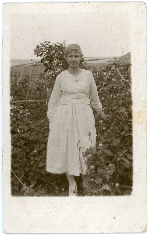 Kommunist Julius Schütsi tütar ja Arkaadi Kadaka (Schütsi) õde Lilli aias seismas