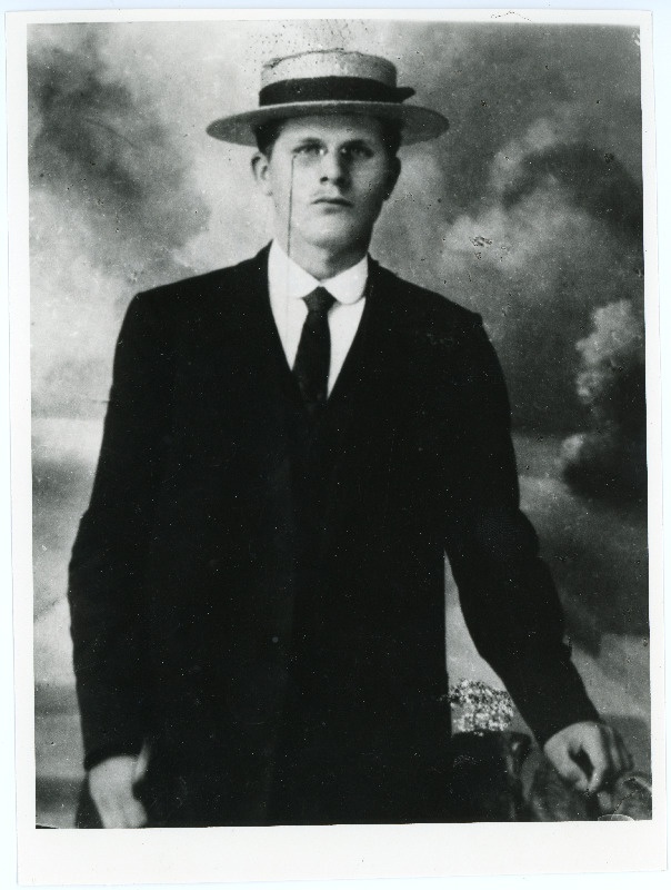 August Mahoni, Ajutise Valitsuse I kantseleiülem, riigiametnik, kohtuministri asetäitja ja vangimajade ülem. A-st 1929 notar. Koopia fotoportreest