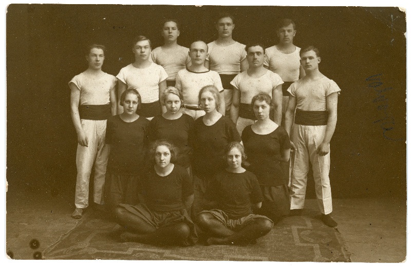 Karskusseltsi Valvaja võimlemisrühma grupipilt