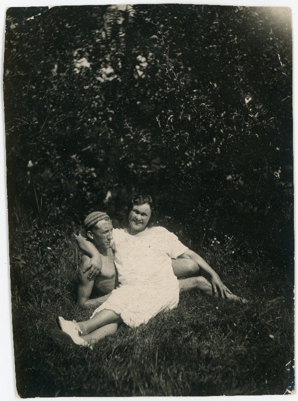 Sergei Põld (Uibo) ja Selma Hansen murul istumas