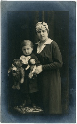 Portreefoto naisest lapsega.  duplicate photo