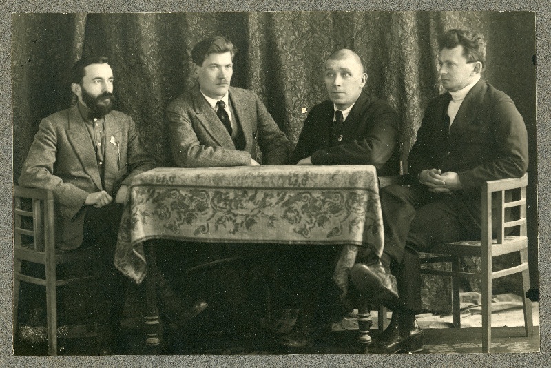 Neli meest laua taga istumas - Kremli kooperatiivi juhatus, mille esimees oli aastast 1922 Julis Rossfeldt. Rossfeldt vasakult teine
