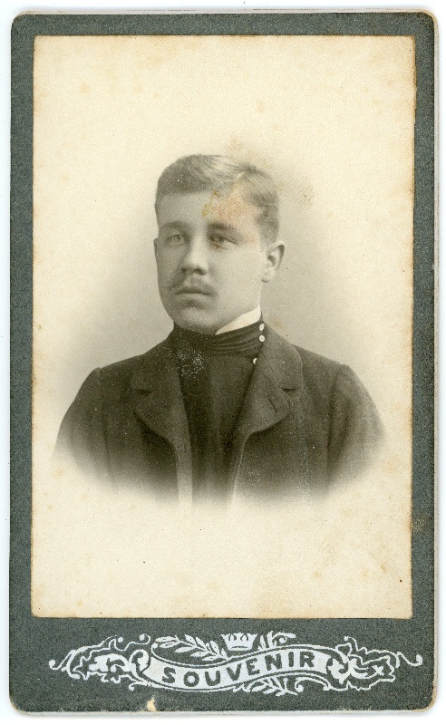 Portreefoto tundmatust mehest.
