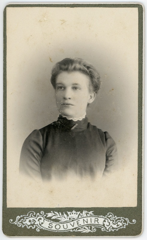 Portreefoto naisest, ilmselt Leena Eppart
