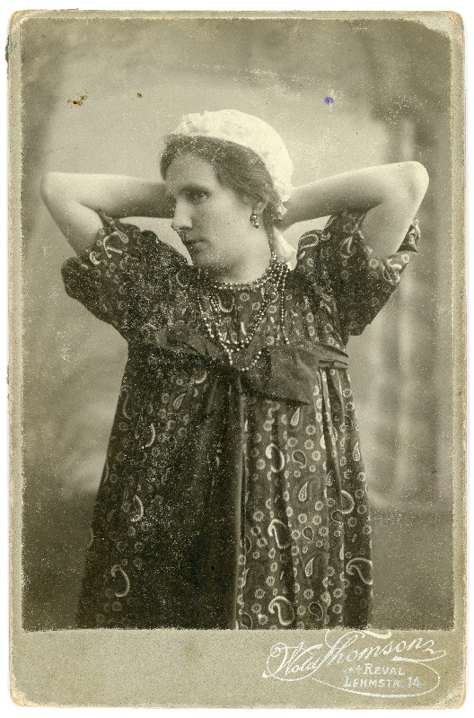 Portreefoto naisest, ilmselt näitleja eesnimega Helga amme osas