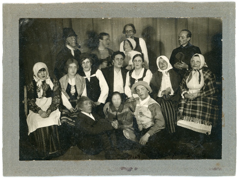 Grupifoto. Näitlejad lavastusest "Parvepoisid". Võimalik, et Eesti Tööliste Klubi 1924. a lavastus