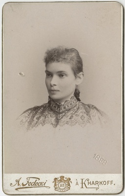 Määratlemata noor naine  duplicate photo