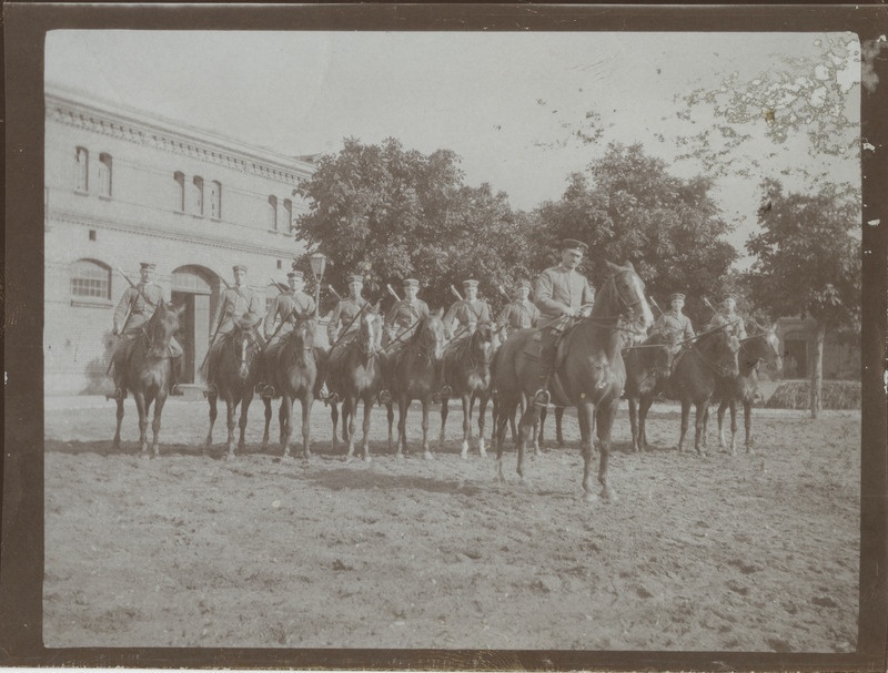 Balti rügemendi sõdurid hobutel