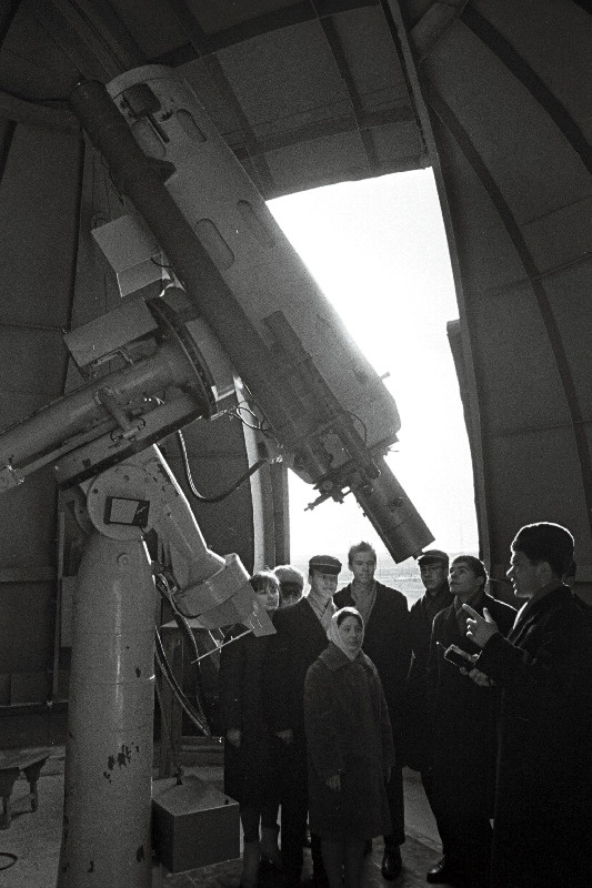 Nõo Keskkooli õpilased Tõravere Observatooriumis U.Veismanni juhendamisel teleskoobiga tutvumas.