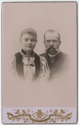 "Hedchen"(?) abikaasaga, portreefoto  duplicate photo