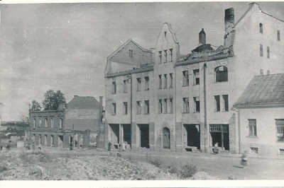II maailmasõja järgsed varemed Riia mäe tõusul: esiplaanil Erakliinik. Tartu, 1946.  similar photo