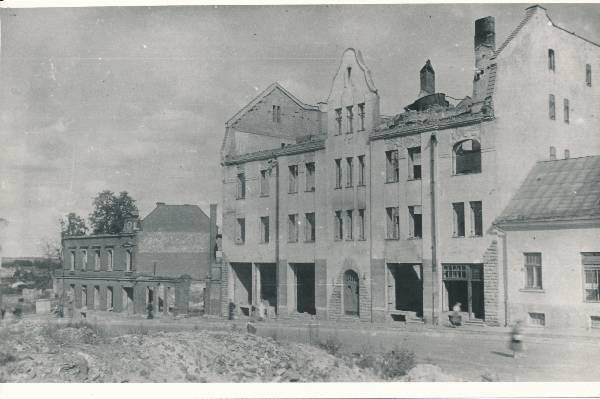 II maailmasõja järgsed varemed Riia mäe tõusul: esiplaanil Erakliinik. Tartu, 1946.