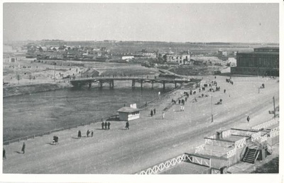 Emajõe paremkallas turuhoone ja endise Kivisilla vahelisel alal (endine Söögiturg); hiljem Oktoobri puiestee. Ees tribüün. Taga puusild Uueturu ja Holmi t hoonel. Tartu, ca 1947.  duplicate photo