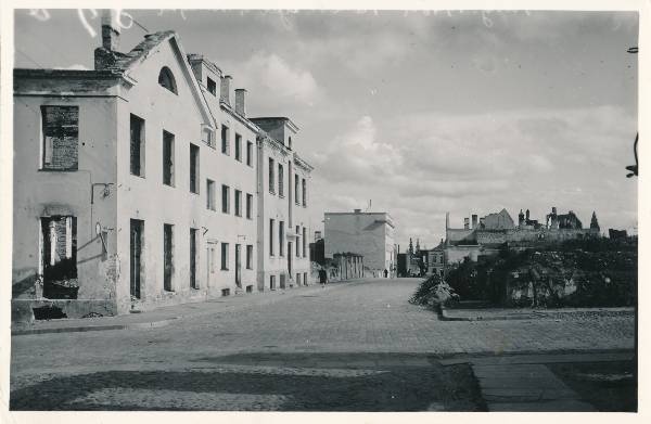 II maailmasõja järgsed varemed: vaade piki Tähe tänavat Riia t suunas.    Vaade Aia (hilisem Vanemuise) ja Tähe ( hilisem Struve)  t nurgalt.  
 Tartu, 1946. Foto: Eduard Selleke.