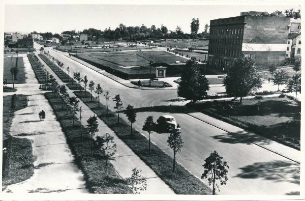 II maailmasõja järgne Nõukogude t (varem Aleksandri t ja Küüni t); noor puiestee, auto teel. Paremal hoone Ülikooli 1. Tartu, 1950-1960.