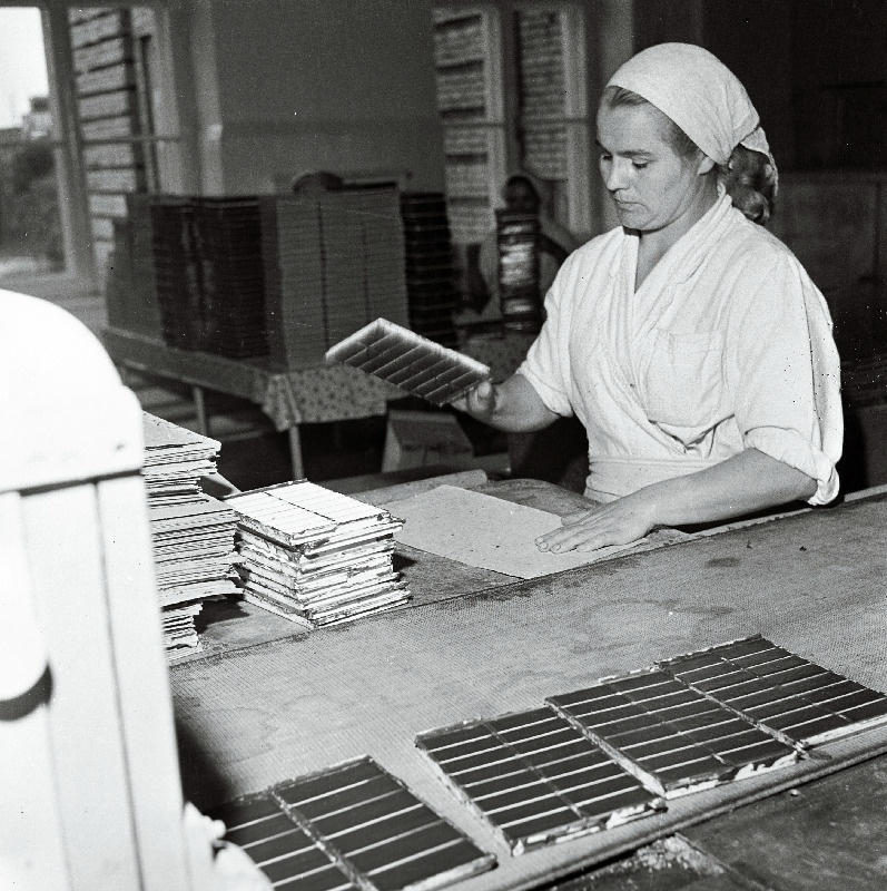 Šokolaadi vabastamine plastmassvormidest kondiitritoodete vabrikus "Kalev".