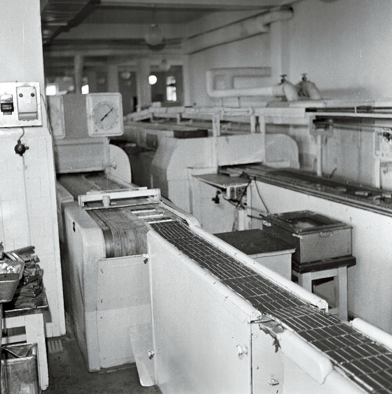 Šokolaadimassiga täidetud plastmassvormide transport kondiitritoodete vabrikus "Kalev".