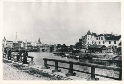 Emajõe parem- ja vasakkallas; paremal pool Holmi t algus ja kalaturg. Kauguses Kivisild ja kesklinn. Tartu, ca 1912.  duplicate photo