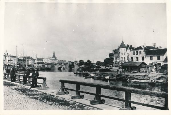 Emajõe parem- ja vasakkallas; paremal pool Holmi t algus ja kalaturg. Kauguses Kivisild ja kesklinn. Tartu, ca 1912.