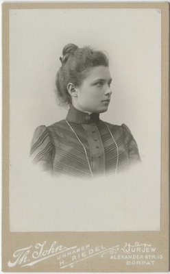 Noore neiu Elisabeth Kologrivov`i rindportree profiilis paremale  duplicate photo