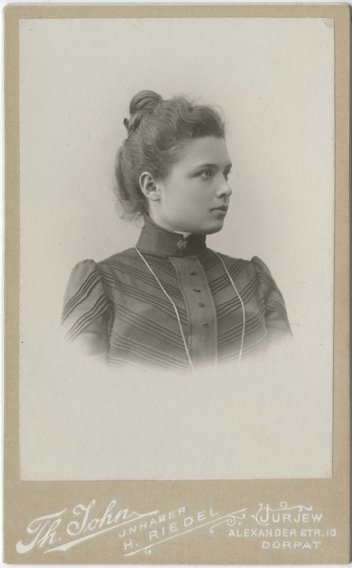 Noore neiu Elisabeth Kologrivov`i rindportree profiilis paremale