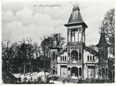 Liivimaa Põllumajanduse ja Töönduse Edendamise Seltsi näituseväljaku (e. saksa näituseväljaku) sissepääsupaviljon Peterburi t ääres (Peetri kiriku vastas). 
Tartu, 19. saj. lõpp.  duplicate photo
