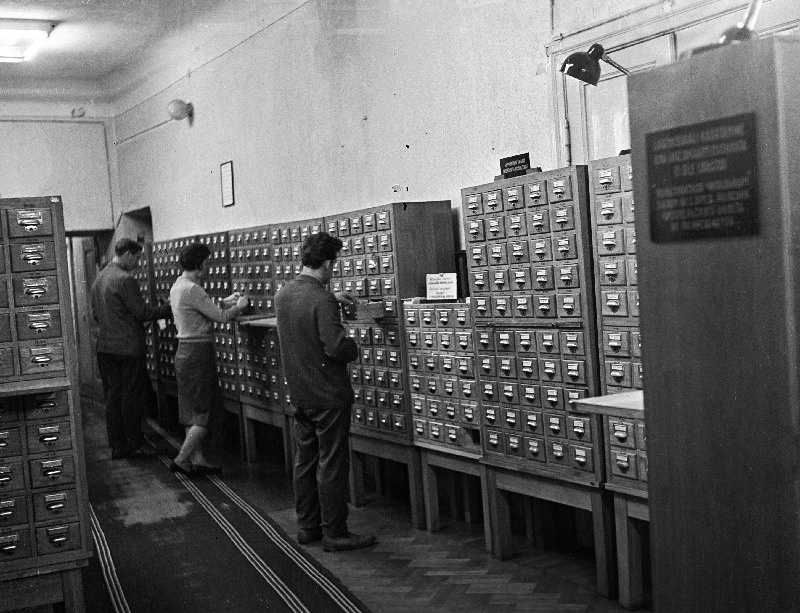 Külastajad Fr.R.Kreutzwaldi nimelises Eesti NSV Riikliku Raamatukogus kataloogidega tutvumas.