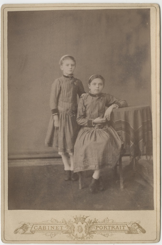 Kaksikportree tüdrukutest, Elisabeth Kologrivov istumas