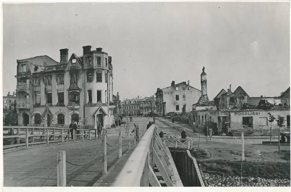 II maailmasõda, varemed: puusild ja Holmi t algus (vaade piki tänavat). 2 saksa sõdurit sillal. Tartu, 17.08.1941.
