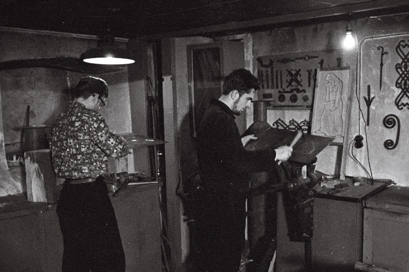 Eesti NSV Riikliku Kunstiinstituudi skulptuurikateedri üliõpilased J.Soans ja Ü.Õun metallitöökojas praktikal.