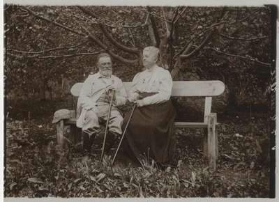Vanemas eas abikaasad Mihhail ja Louis Hedvig (snd zur Mühlen) Kologrivov pingil istumas  duplicate photo