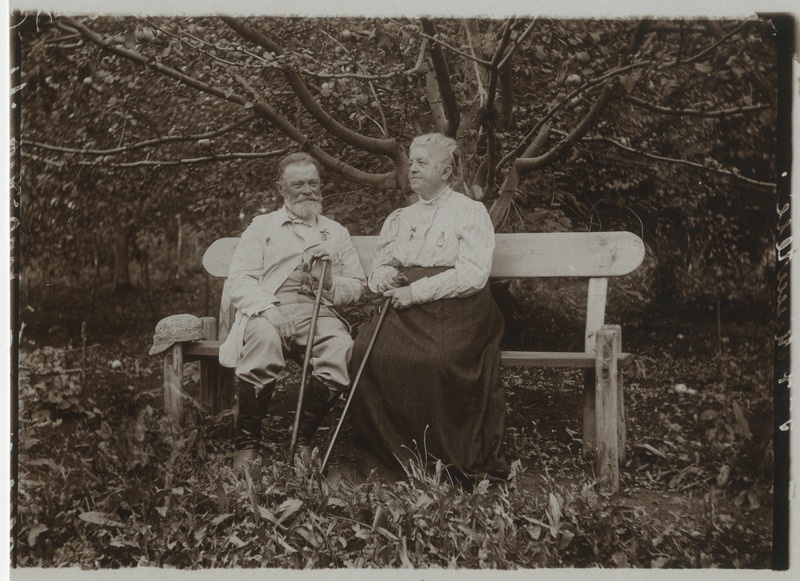 Vanemas eas abikaasad Mihhail ja Louis Hedvig (snd zur Mühlen) Kologrivov pingil istumas