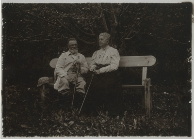 Vanemas eas abikaasad Mihhail ja Louis Hedwig (snd zur Mühlen) Kologrivov pingil istumas  duplicate photo