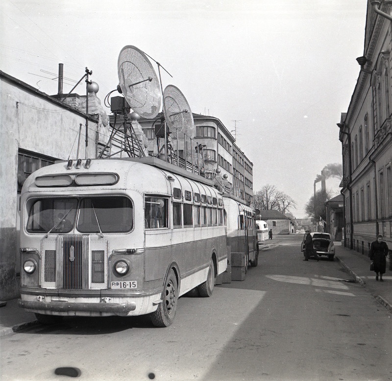 Eesti Televisioonistuudio liikuv ülekandejaam saateobjektil.