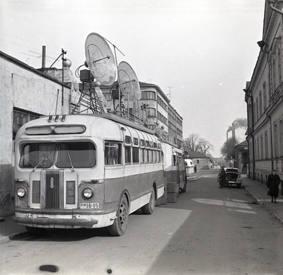 Eesti Televisioonistuudio liikuv ülekandejaam saateobjektil.  duplicate photo