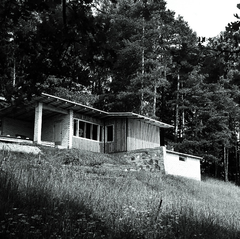 Elamu Peedu jõe kaldal.