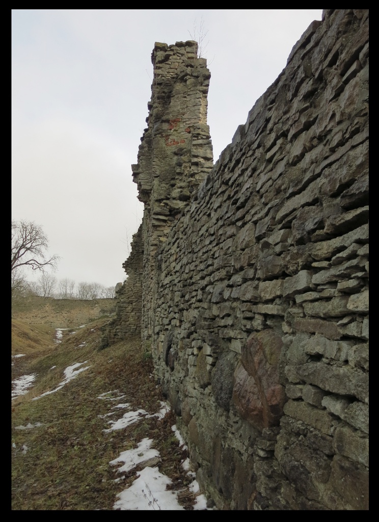Haapsalu fortress. The inner corner of the circular wall. Profile view of the upper wall (for example by the Professor) rephoto