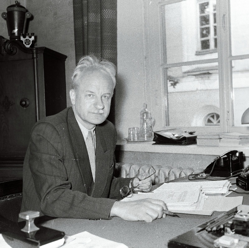 TRÜ rektor F.Klement oma kabinetis.