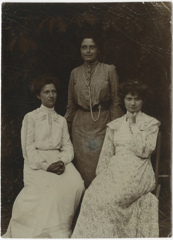 Kolmikportree noortest naistest, kellede seas Elisabeth Kologrivov