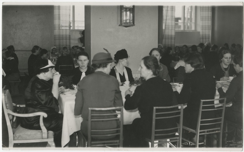 Seltskond naisi söögilauas, kellede seas laua otsas istumas Soome presidendiproua Alma Ellen Svinhufvud